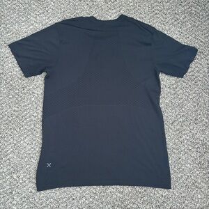 Lululemon mens shirt Large Black Vent EUC